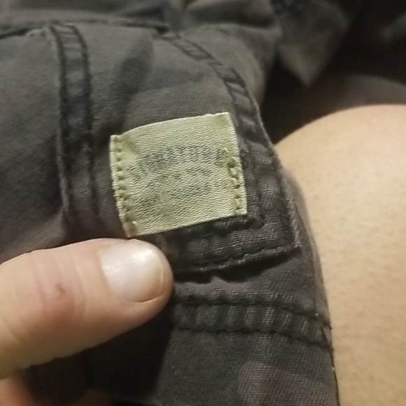 VINTAGE LEVI'S SIGNATURE CAMO CARGO SHORTS - Picture 4 of 4